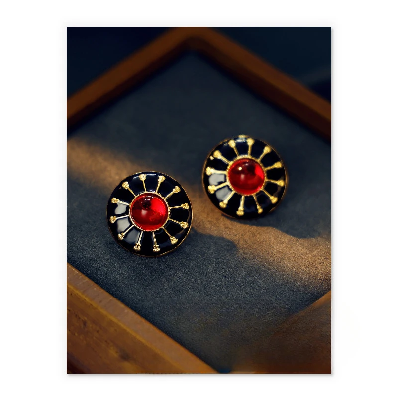 

Personalized earrings French aristocratic retro Hong Kong style fashion stud earrings medieval burgundy oil dripping earrings