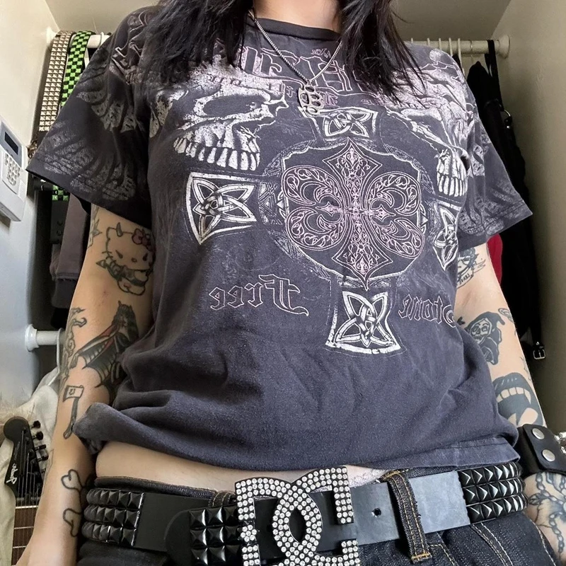 Camiseta gótica de estética de los años 2000 para mujer, remera Retro Y2K Grunge con calaveras y alas, Tops cortos con estampado gráfico Indie,