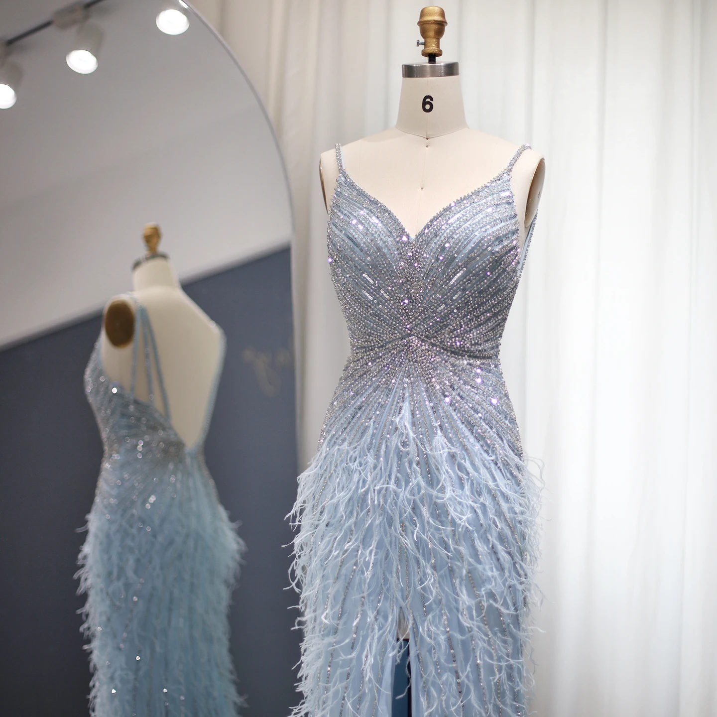 シャロンは高級ビーズブルーフェザーウエディングドレスセクシーなスパゲッティストラップ背中の開いたローズピンクのイブニングドレスアラビアSS004カスタマイズされました