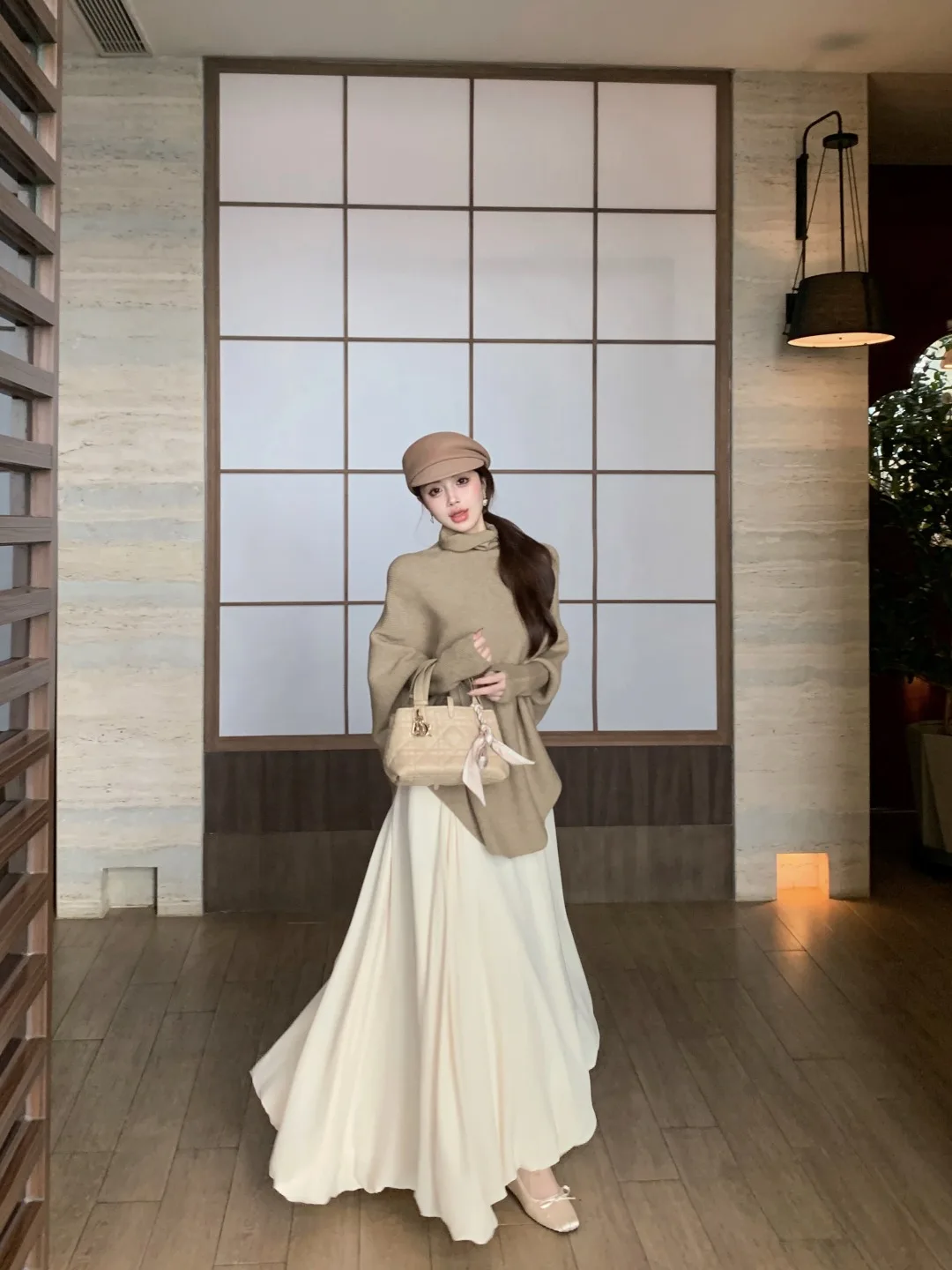 

Комплект женской одежды в непринужденном стиле: трикотажный джемпер с длинными рукавами и юбка с высокой талией, свободный крой, осенний наряд из двух предметов.