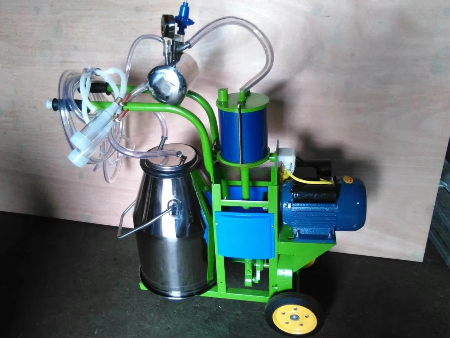 Labor-saving milking machines and fully automated milk machines