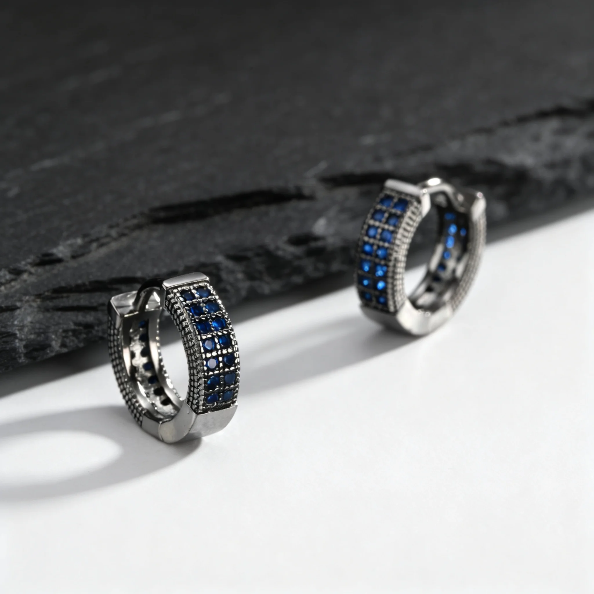 Hiphop Herren-Creolen, Weiß-Blauer Zirkon Schwarze Metall-Huggies, Trendiger Punk-Schmuck Geschenk – Detail 1