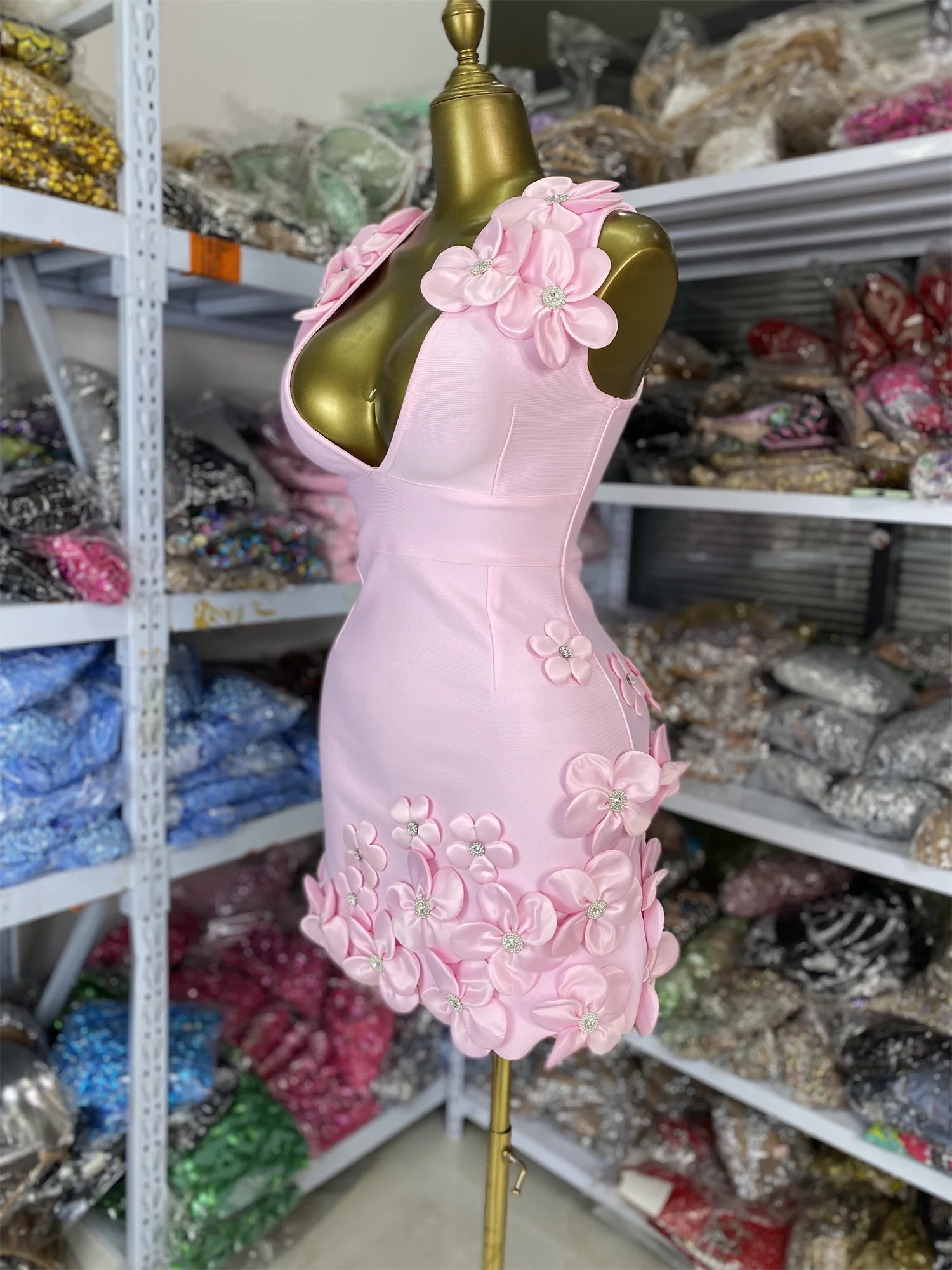 Usine en gros femmes nouvelle robe de pansement rose avec des fleurs col en V profond moulante Mini fête d'anniversaire Petite robe de soirée