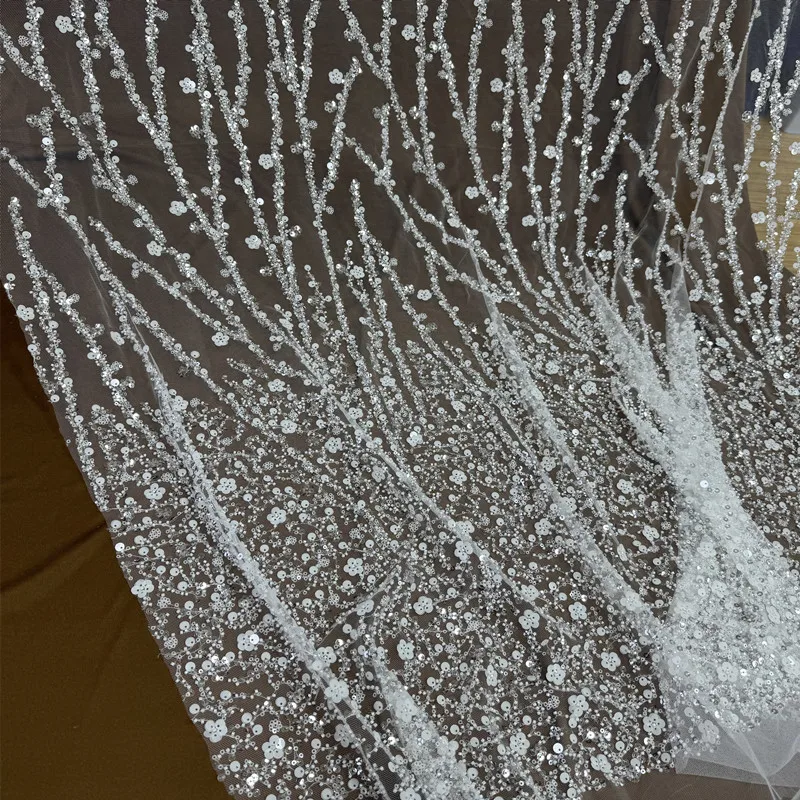 Proste srebrne cekiny, paski z koralików, paski z gałęzi drzew, koronka, haft, DIY, suknia ślubna, odzież, koronka, włóczka.