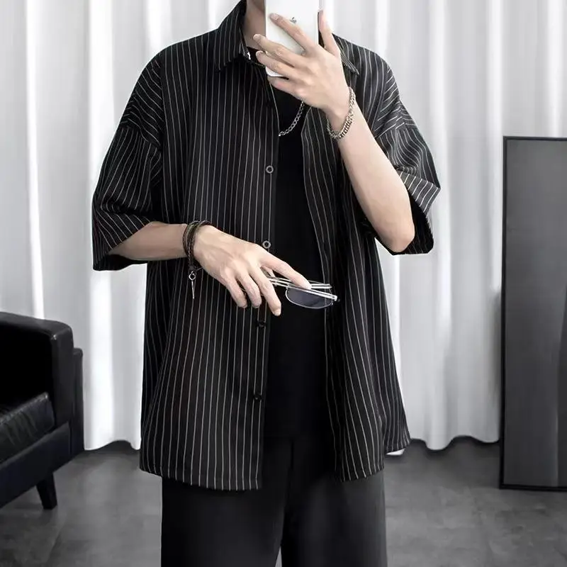 

Новая модная повседневная свободная рубашка большого размера (до 300 фунтов) с коротким рукавом для весны и лета, универсальная, в стиле для пар, трендовая.