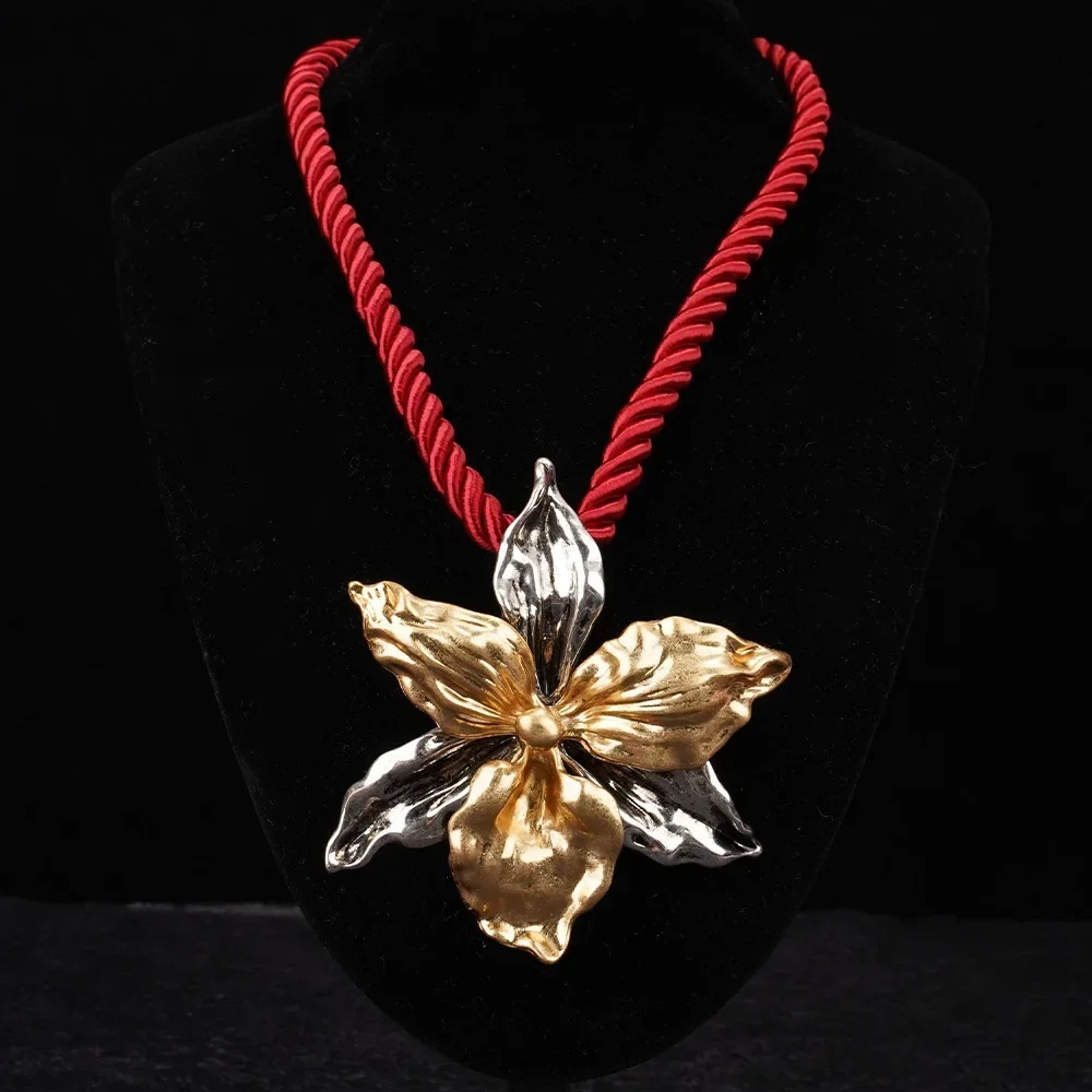 Collana con ciondolo a forma di fiore, ciondolo in acciaio inossidabile, design con corda rossa regolabile, regalo di compleanno, bellissimi accessori