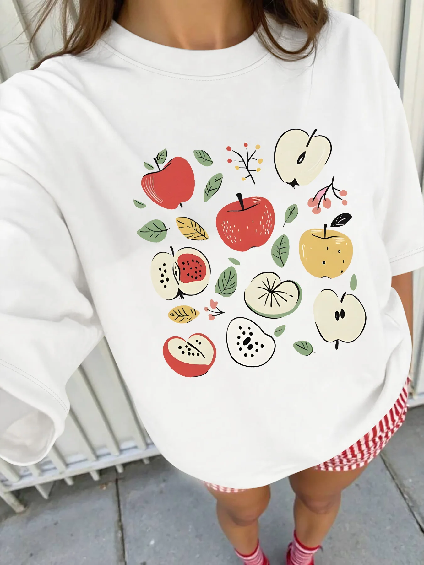 

Футболка больших размеров: Графика с изображением яблока и фруктов, нарисованная вручную