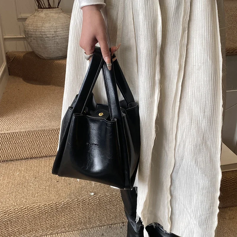 fashionable-ladies-messenger-bag-in-genuine-leather-from-luxury-brand-inspired-by-famous-designer-popular-choice-mom'-bag