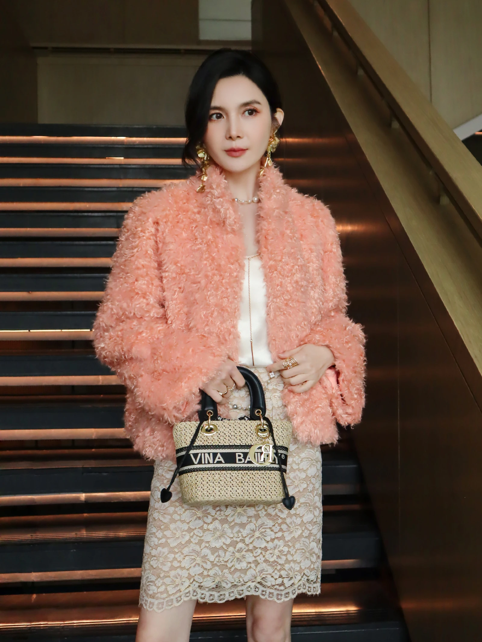 

Роскошная коралловая оранжевая шуба из искусственного меха с длинным ворсом, теплая, с воротником-стойкой, модная верхняя одежда для женщин, утолщенная, длинная.