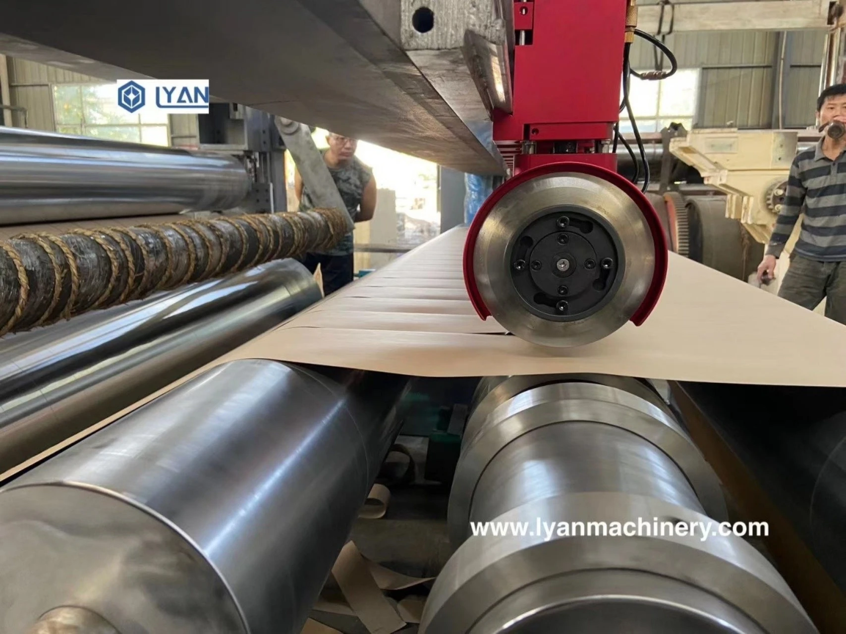 Máquina rebobinadora para cortadora de rollos de papel