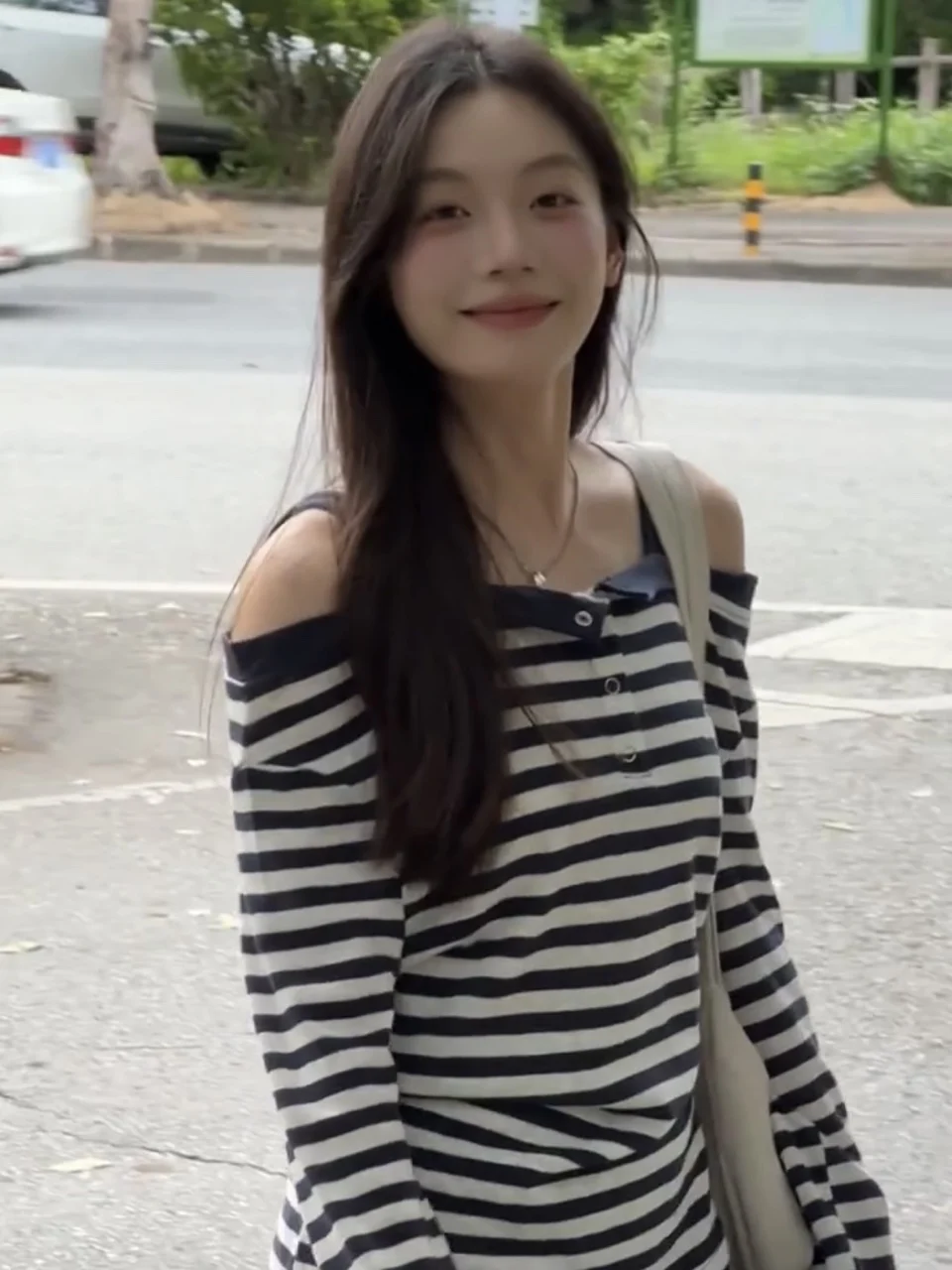 Luźna, długa koszulka w paski, damska, koreańska, z jednym ramieniem, bazowa koszulka, jesienny design, casualowa, wygodna bluzka.