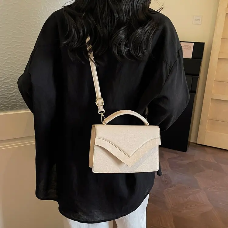 

Новая высококачественная портативная маленькая квадратная сумка 2026 года: нишевая, модная, легкая, люксовая, универсальная сумка через плечо для повседневного использования