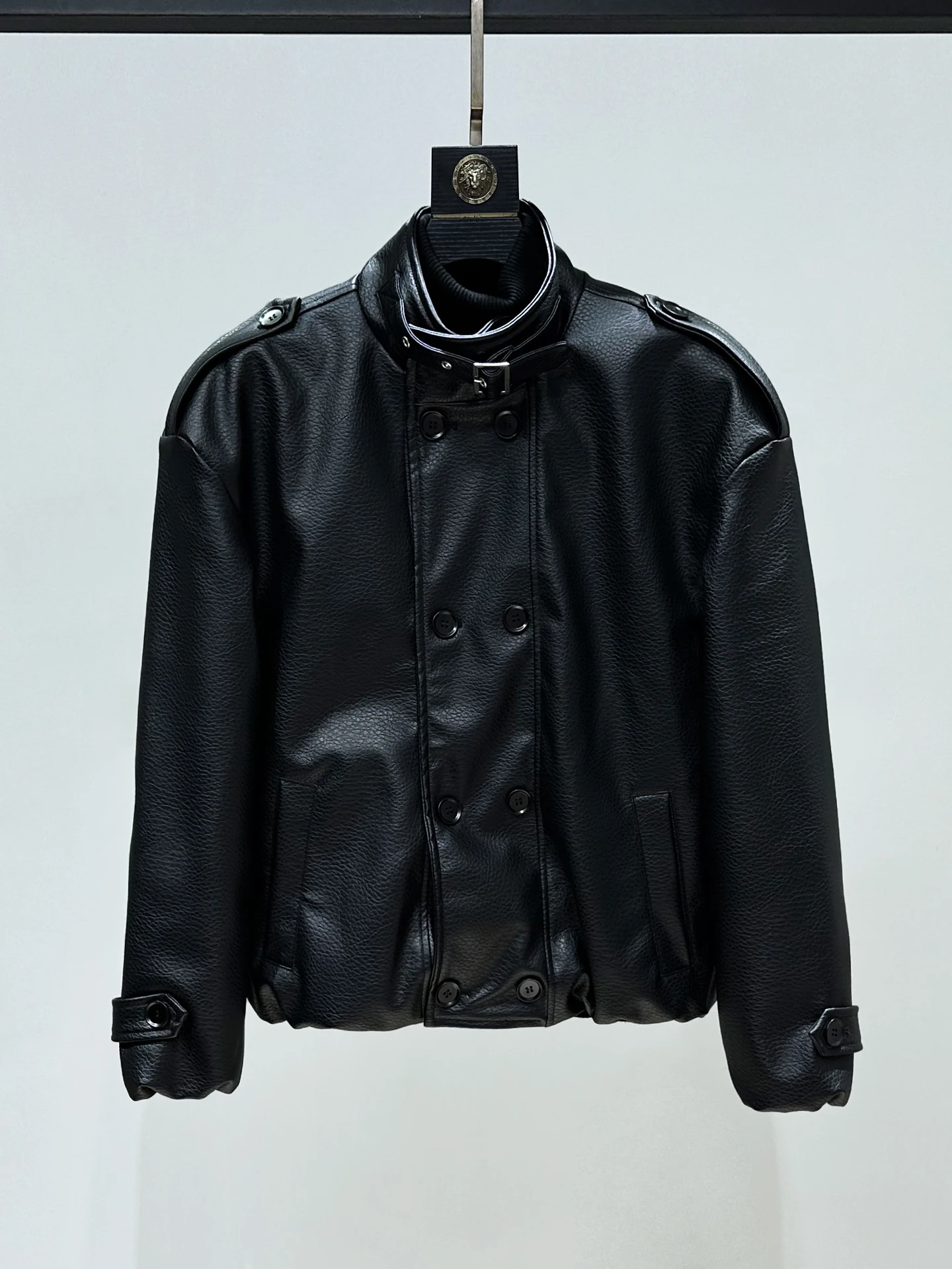 

Утепленная мужская кожаная куртка в американском ретро-стиле с воротником-стойкой, двойной застежкой на пуговицах, из искусственной кожи, теплая верхняя одежда