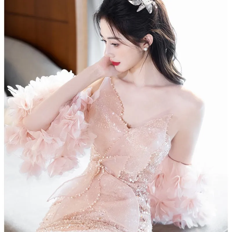 A new pink toasting style with unique and light luxury feel