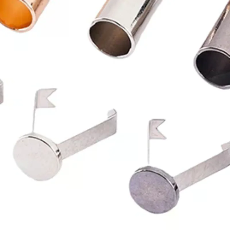 

10/20 комплектов аксессуаров для сумок, обуви и одежды своими руками: шнурки, металлические заглушки для шнуров, пряжки-колокольчики и кнопки-застежки.