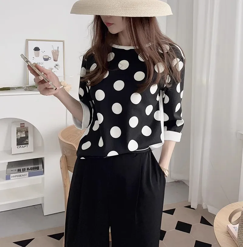

Retro Modern Early Autumn Bla White Large Polka Dot Splice Seven Sve Women's irt Versatile ort Sve T-irt