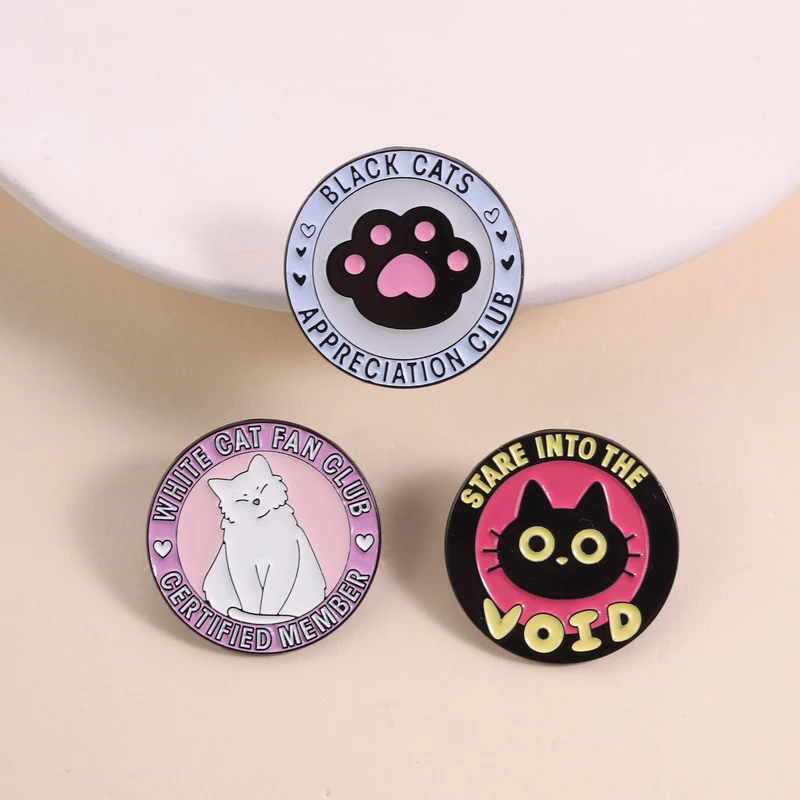 Épinglette en émail pour les amoureux des chats, motif chat noir, design 'Void Stare', style doux et mignon, accessoire de tous les jours pour les propriétaires de chats