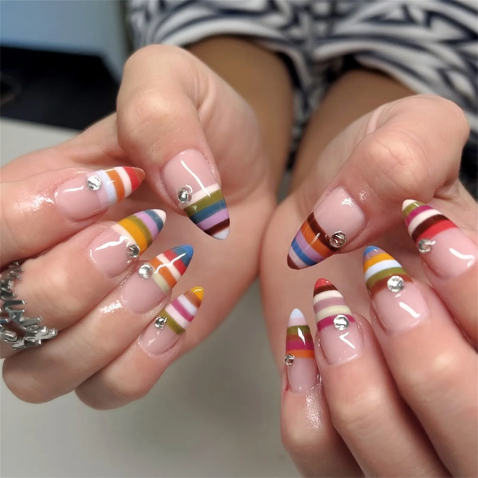 24 Stück künstliche Nägel in Mandelform, braune Streifen, rosa Blumen, künstliche Nägel, tragbare Nägel mit vollständiger Abdeckung, Acryl-Nagelspitzen, künstliche Nägel