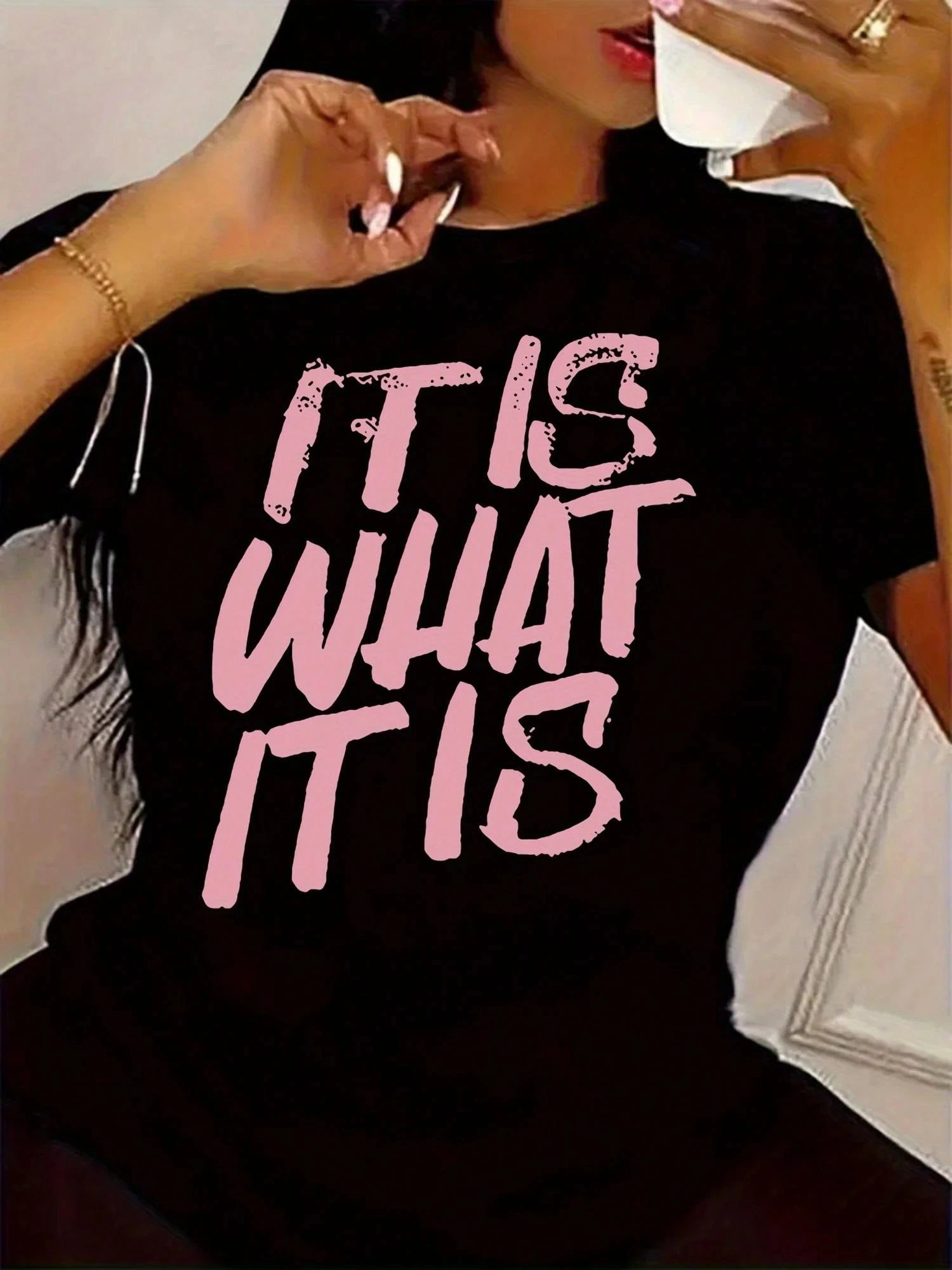 2026 ملابس نسائية كبيرة الحجم باللون الأسود مع حروف وردية ناعمة رقبة مستديرة وأكمام قصيرة رداء علوي غير رسمي ملابس يومية تي شيرت مريح