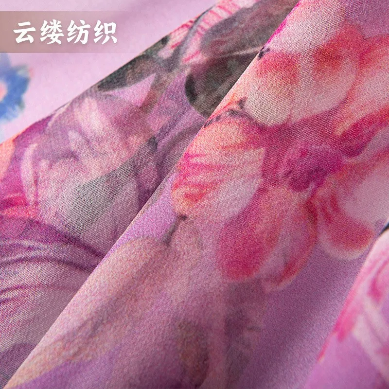 

This lightweight women's fabric made of silk georgete with large purple floral prints is suitable for dresses and cheongsams