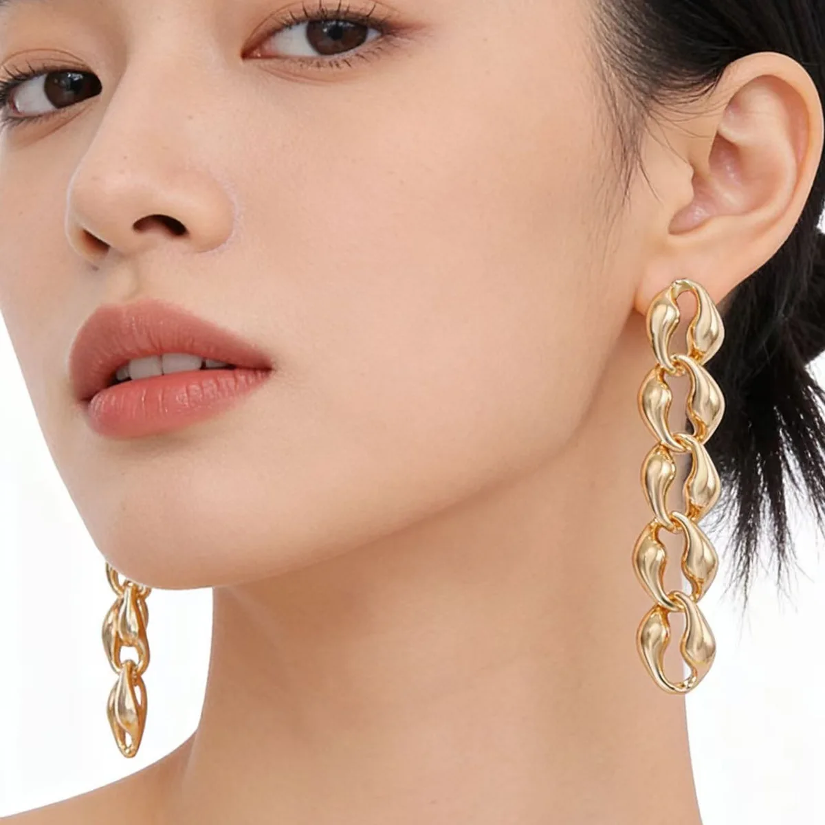 Exaggerated chain earrings alloy die-casting environmentally friendly light luxury design sense INS style fashion commuting vers