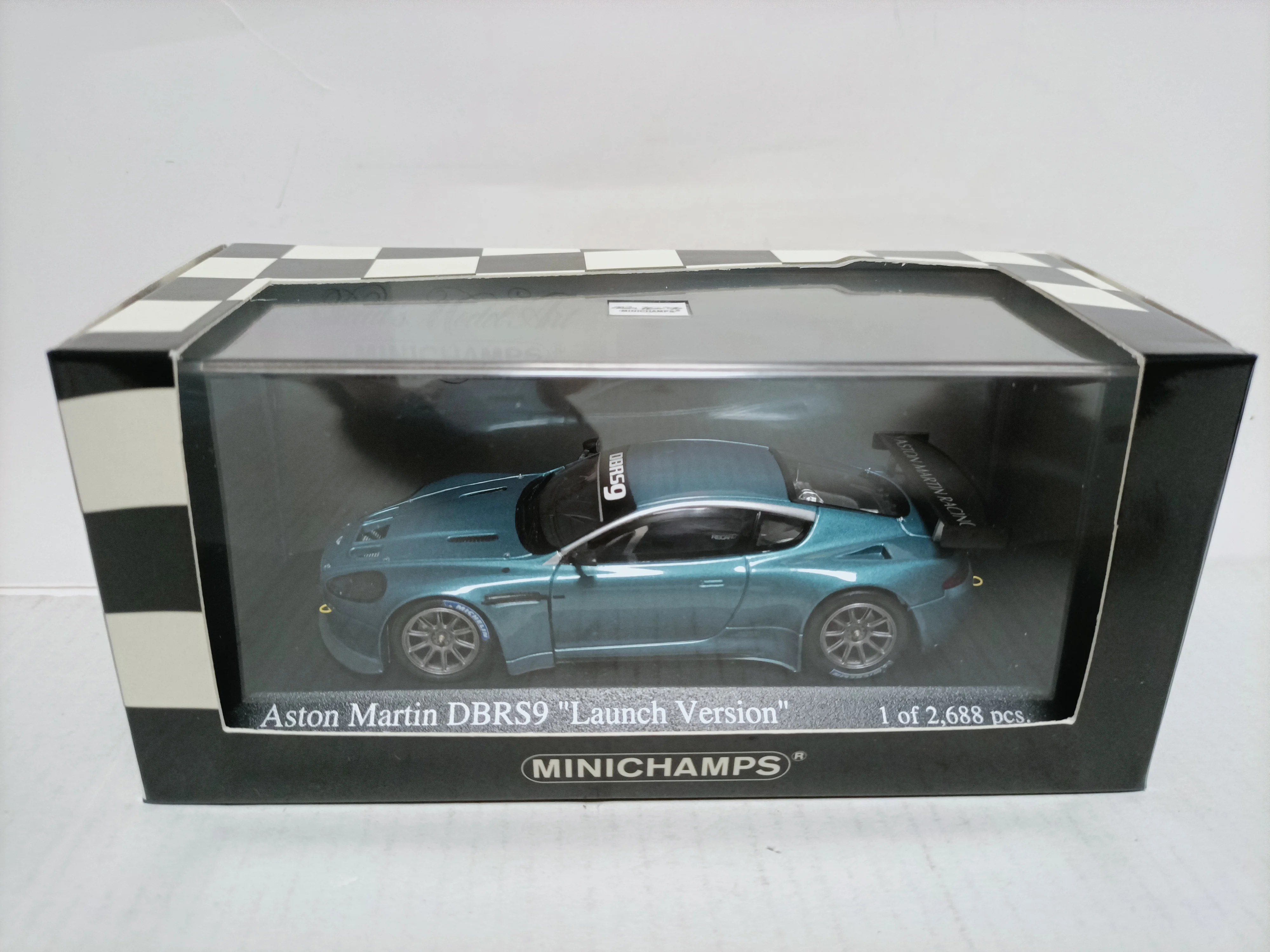 mini-cut-1-43-aston-martin-version-de-lancement-roadster-modele-dbrs9-version-de-lancement-bleu