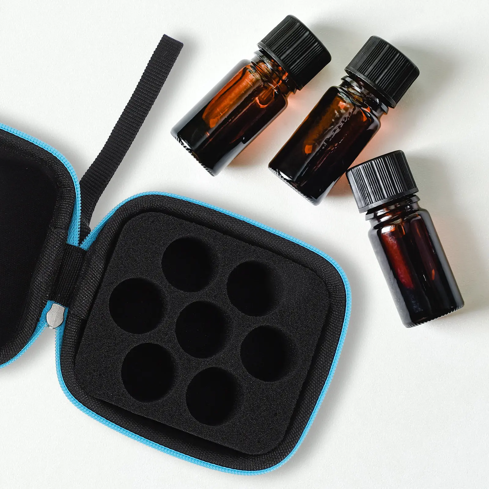 

1 шт. Портативный футляр для хранения эфирных масел, компактный дизайн, приятная на ощупь текстура, устойчивый к разрывам, органайзер для эфирных масел, удобный для переноски.