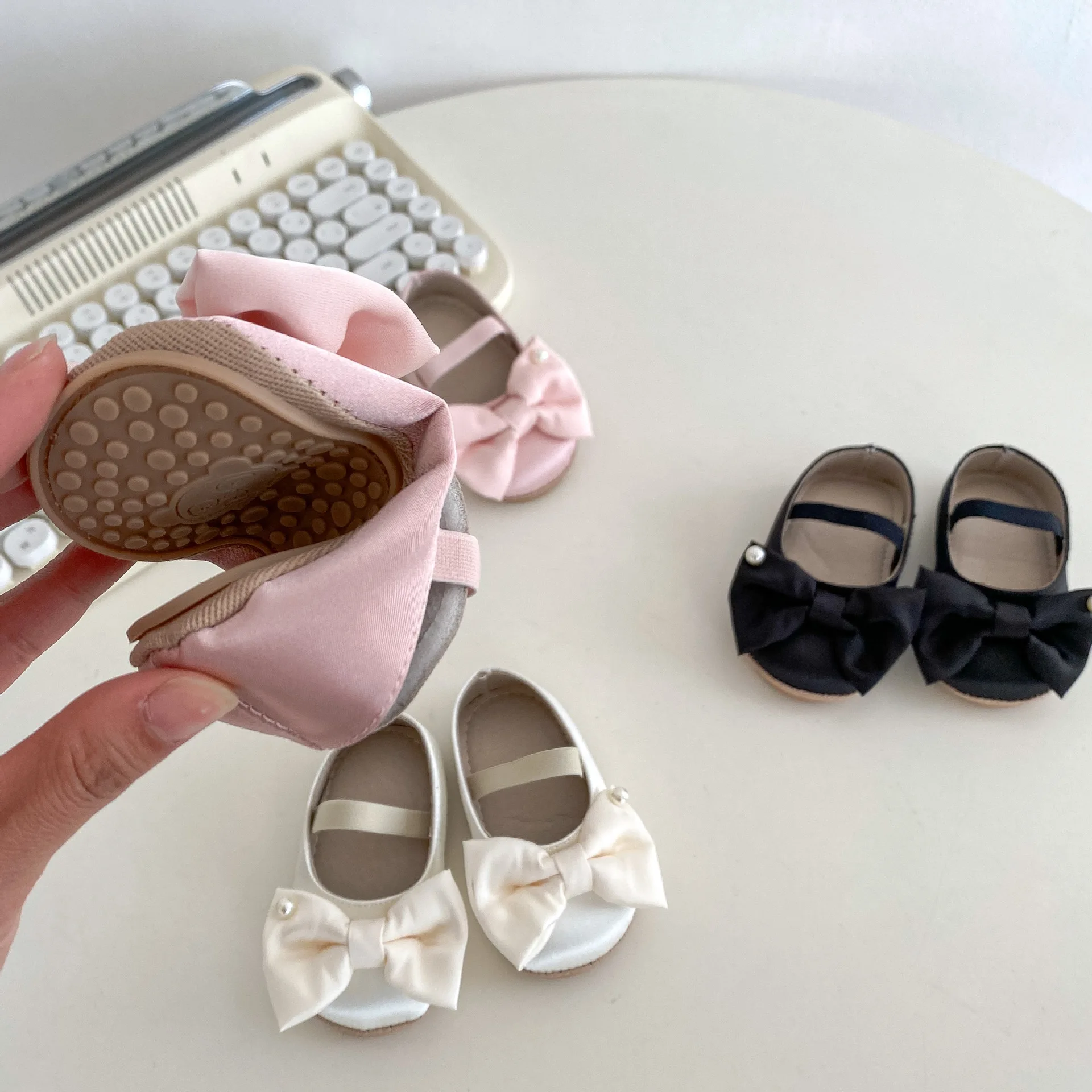 ​ ​ 2022 Frühlings-Babyschuhe für Mädchen, große Schleife mit Perlen, atmungsaktiv, rutschfest, weiche Sohle, 3 Farboptionen, 0–18 Monate ​