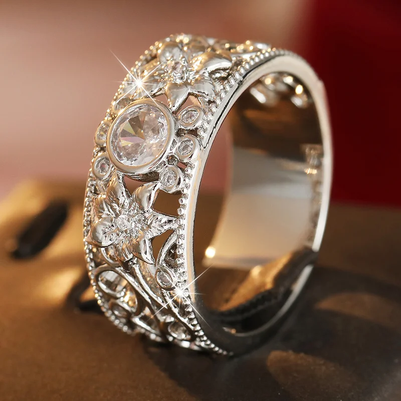 Vintage-Stil Ausgehöhlter Blumen-Silberplattierter Ring mit Synthetischem Zirkon Exquisiter Damenring Täglicher Modeschmuck