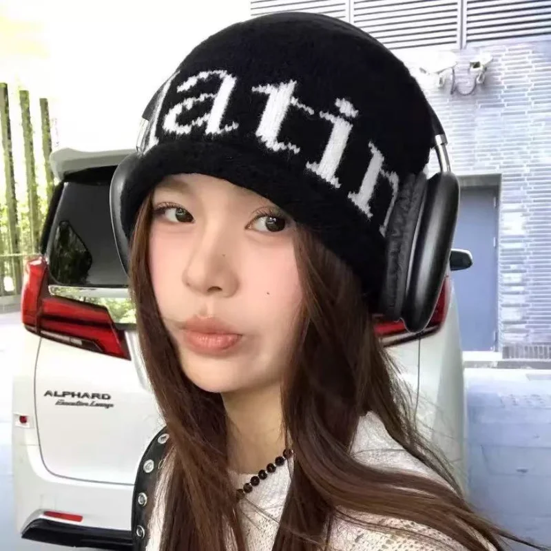 หมวกถักสำหรับฤดูใบไม้ร่วงและฤดูหนาว หมวกกันหนาวเพื่อความอบอุ่นและปกป้องหู หมวกถักสไตล์สตรีท ลำลองและทันสมัย