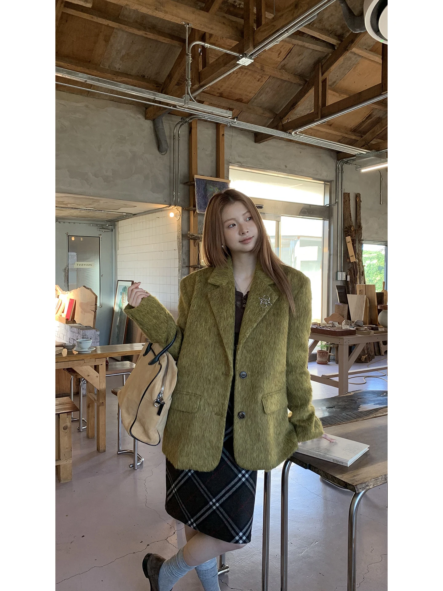 

Красное шерстяное пальто знаменитостей, женское зимнее новое пальто 2022, высококачественное уникальное супер красивое твидовое шерстяное пальто длиной до плеч