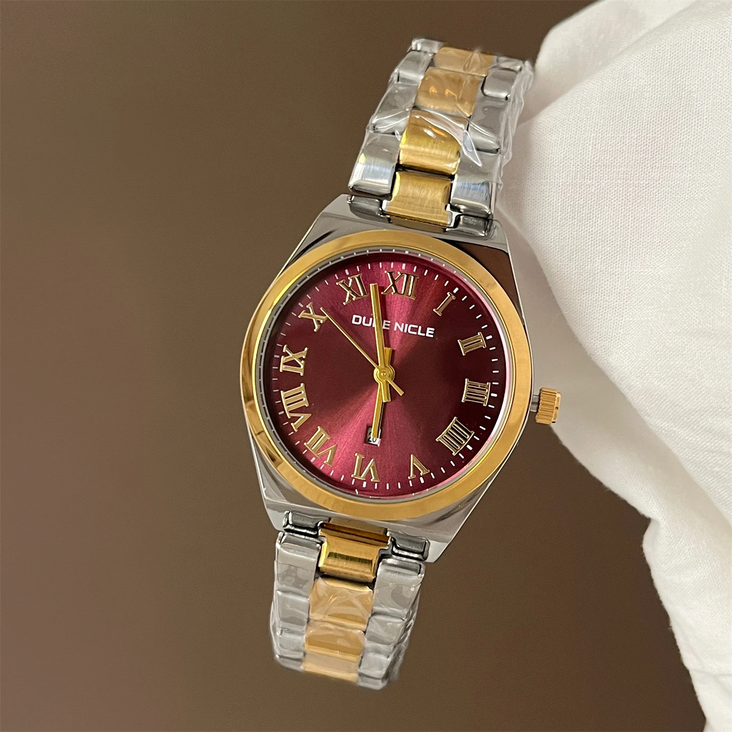 New Luxury Retro Steel Chain Exquisite Watch For Women With CalendarElegant And Luxurious StyleQuartz DialSuitable For Couples.