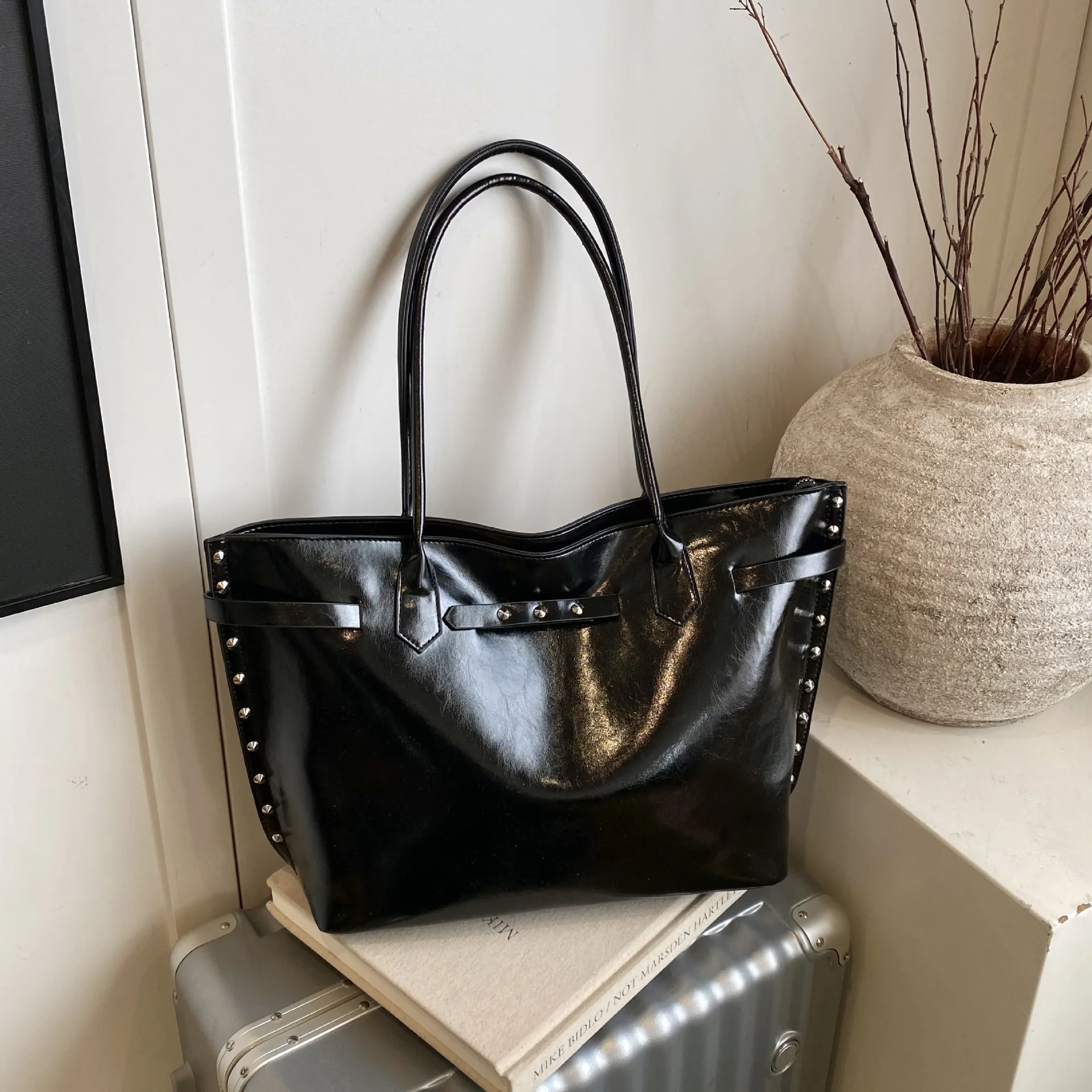 

Винтажные женские сумки-тоут, модные сумки на ремне с заклепками, женские сумки большой вместимости