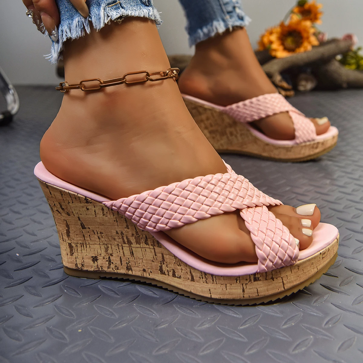 2025 New Women Sandals Casual Light Outdoor Slippers Plus Size Anti Slip Beach Shoes for Women Cross Straps Wedge Sandals Women view 5