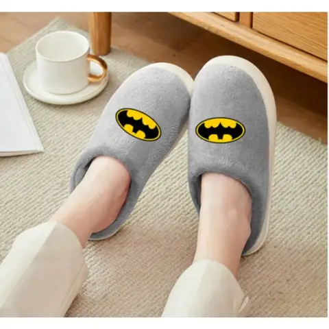 Moderiktiga DC Batman herr- och damtofflor med mjuk och halkfri botten, varma bomullstofflor, vinter och coola anime-tecknade mönster. 10 best sales Batman-skor - №4