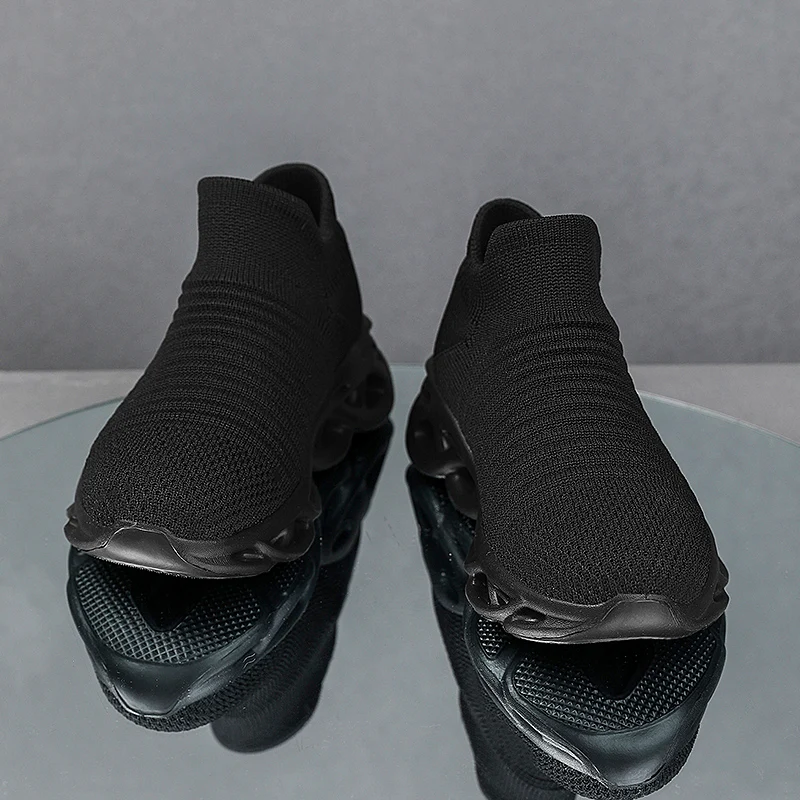 

Пара детских спортивных кроссовок, просторные и удобные, с дизайном, позволяющим легко надевать, для повседневных спортивных занятий BD-353-355.