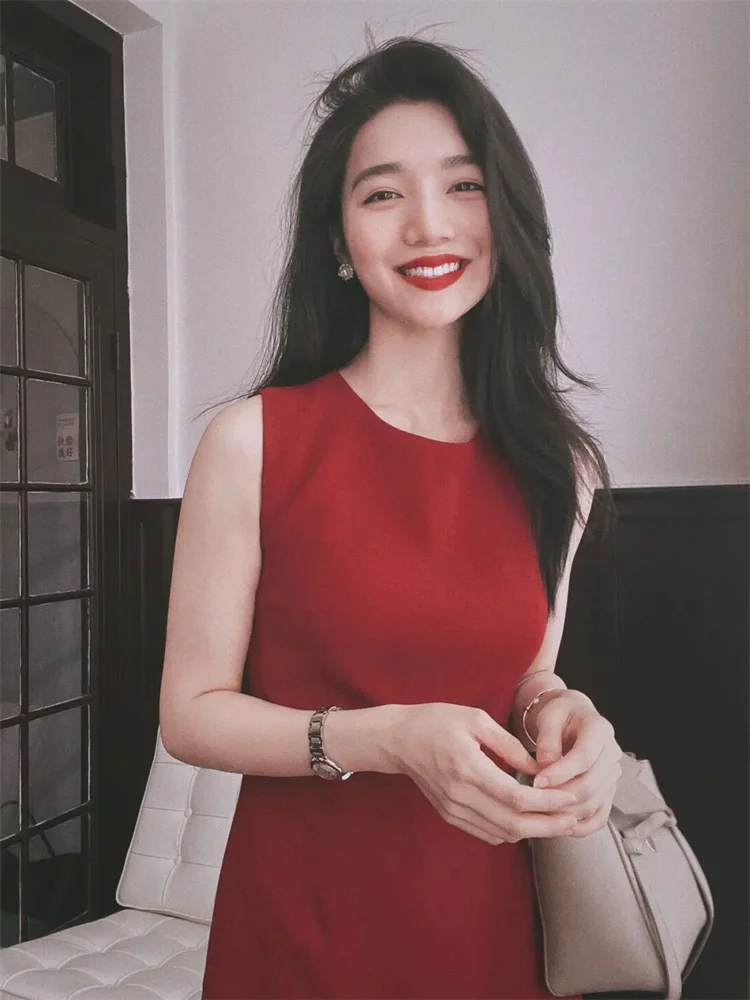 

Elegant Red Sleeveless Wedding Dress for Engagement And Bridal Preparations Women's Dress Suitable for Daily Wear And Formal ...