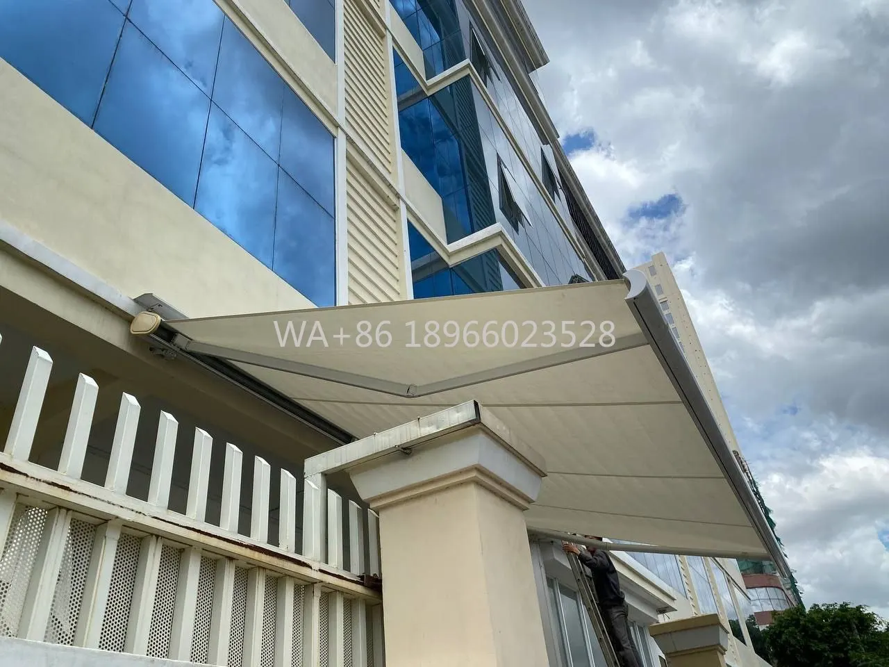 

Motorized Full Cassette Canopy Awnings LED Light Awning Outdoor Sunshade / Rainproof