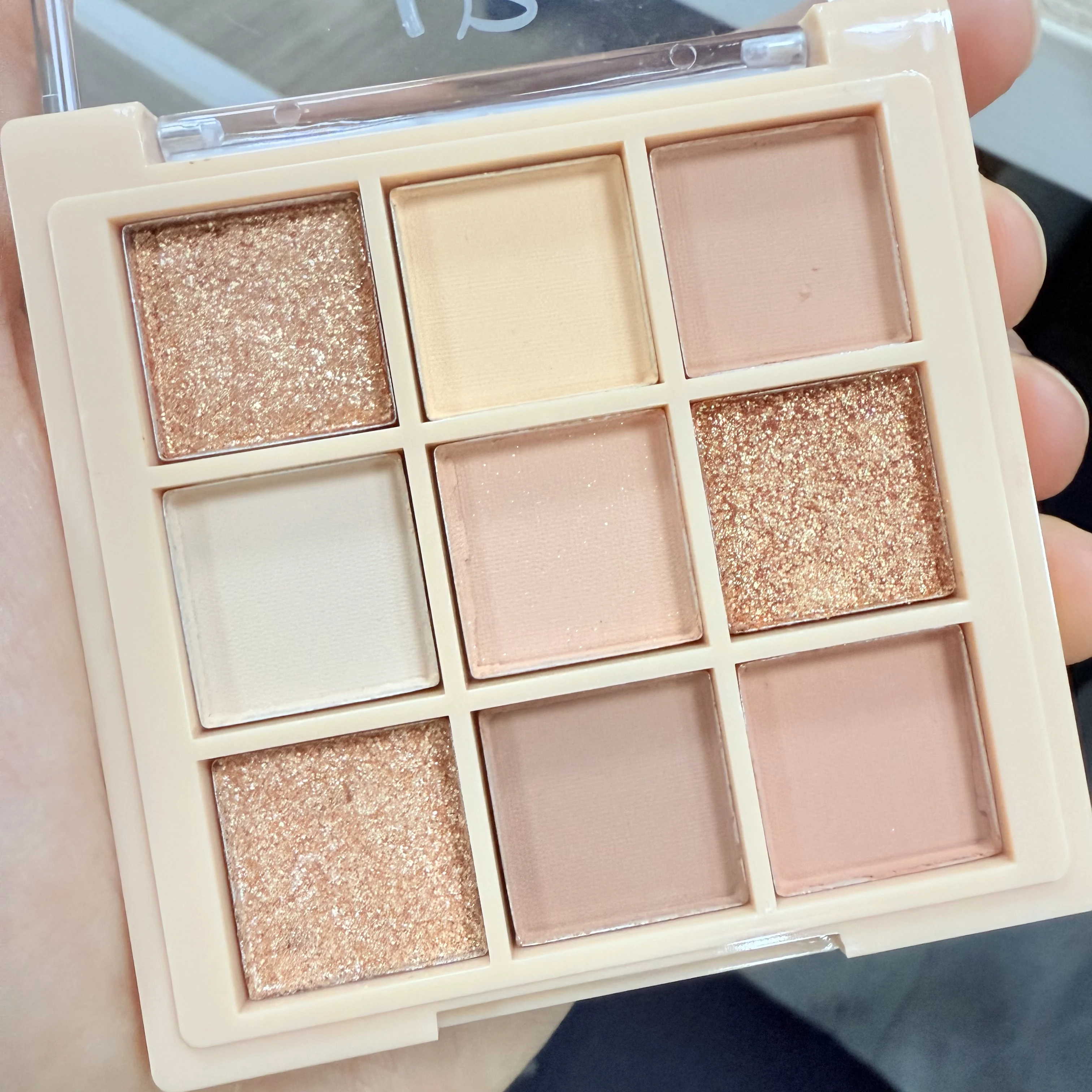 لوحة ظلال عيون فاخرة مكونة من 9 ألوان - تأثير مخملي غير لامع ولامع، متين مقاوم للماء، توت، بني وألوان عارية