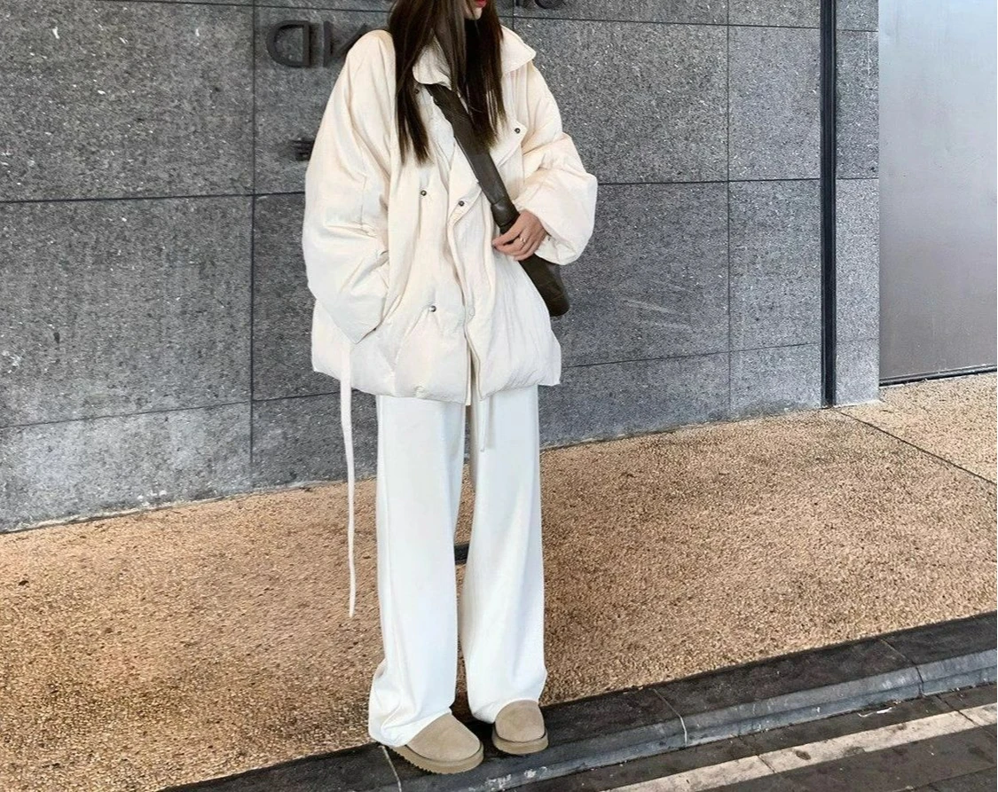 เสื้อแจ็คเก็ตผ้าฝ้ายแบบผูกเชือก ดีไซน์ใหม่สำหรับฤดูหนาวปี 2025 สำหรับผู้หญิง ทรงหลวม คอตั้ง สไตล์ลำลอง บุหนา อุ่นสบาย