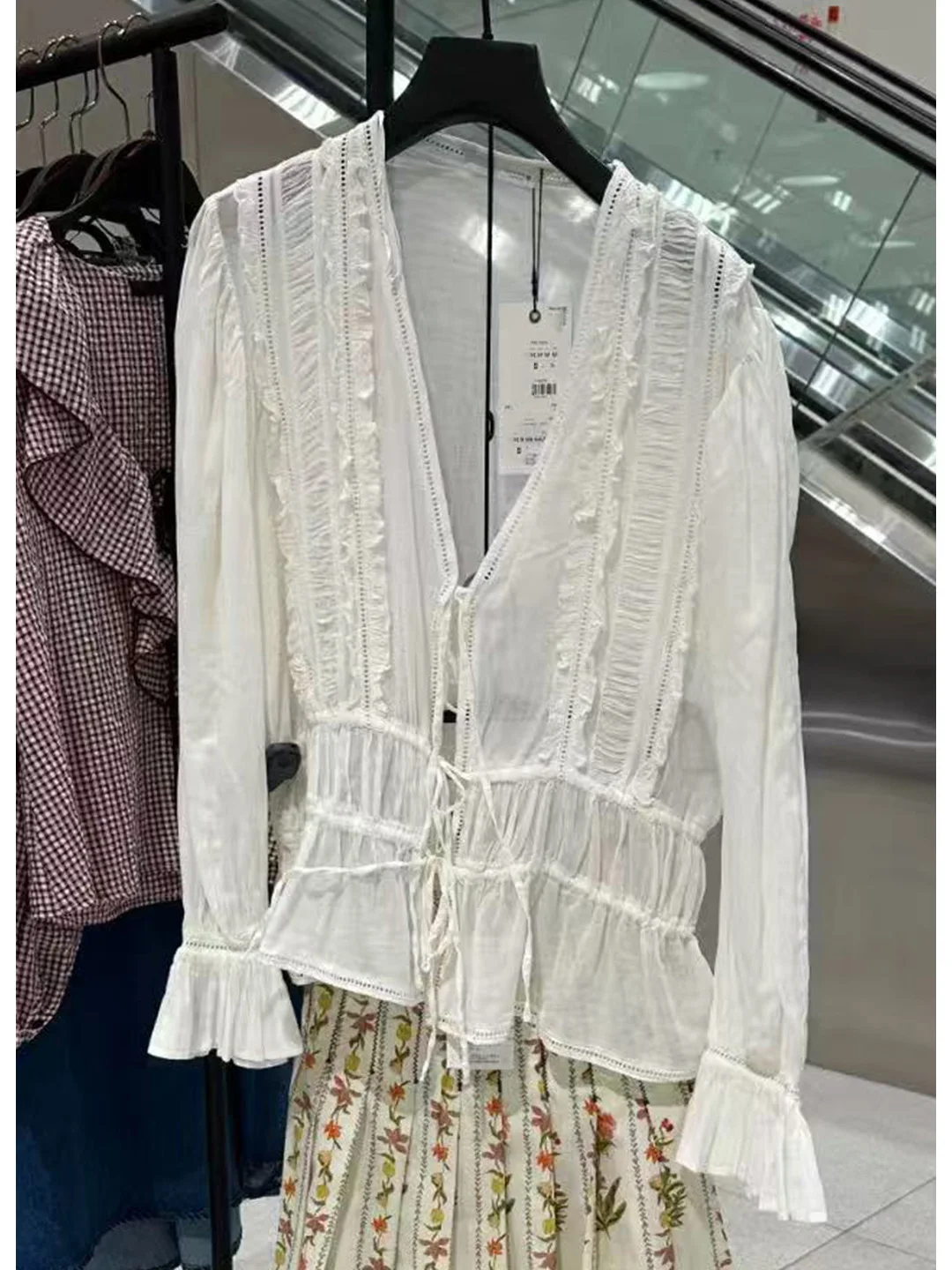 เสื้อเบลาส์ลูกไม้แต่งขอบสไตล์โรแมนติก รุ่นใหม่ล่าสุด แฟชั่นผู้หญิง ฤดูใบไม้ผลิ ฤดูใบไม้ร่วง ผ้าโพลีเอสเตอร์ แขนยาว ทรงบาง