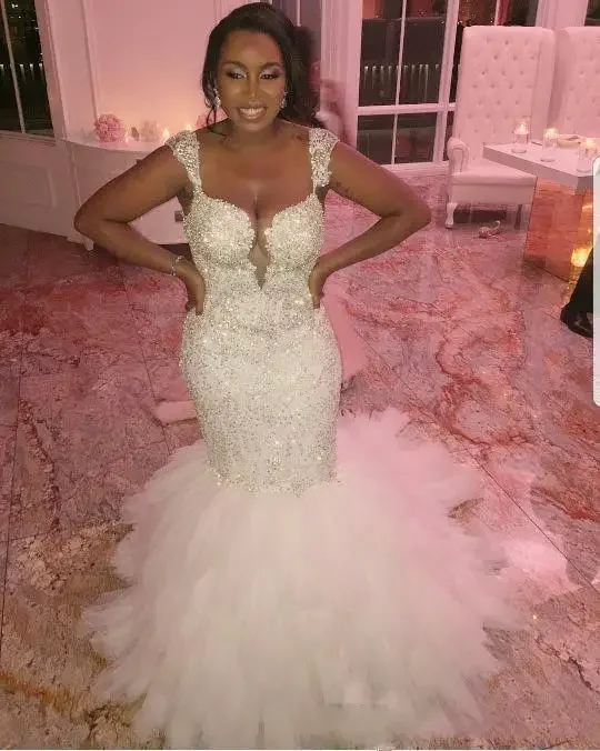 Abiti da sposa personalizzati in stile africano taglie forti con maniche ad aletta e gonna in tulle con volant di cristallo e perline