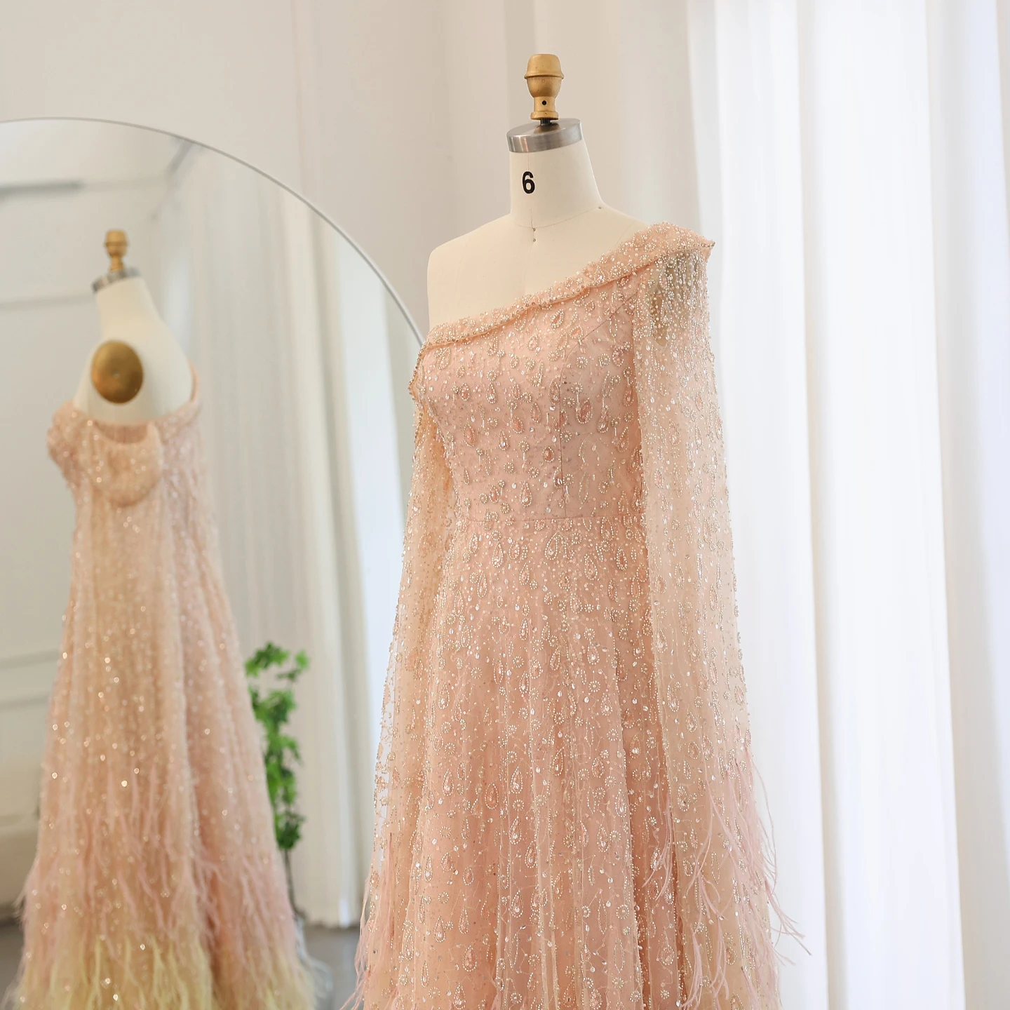 Sharon Said Luxuriöses Federkleid mit einer Schulter und Cape-Ärmeln in Roségold und Flieder für Hochzeitsfeiern, Modell SS438, Maßanfertigung – Detail 8