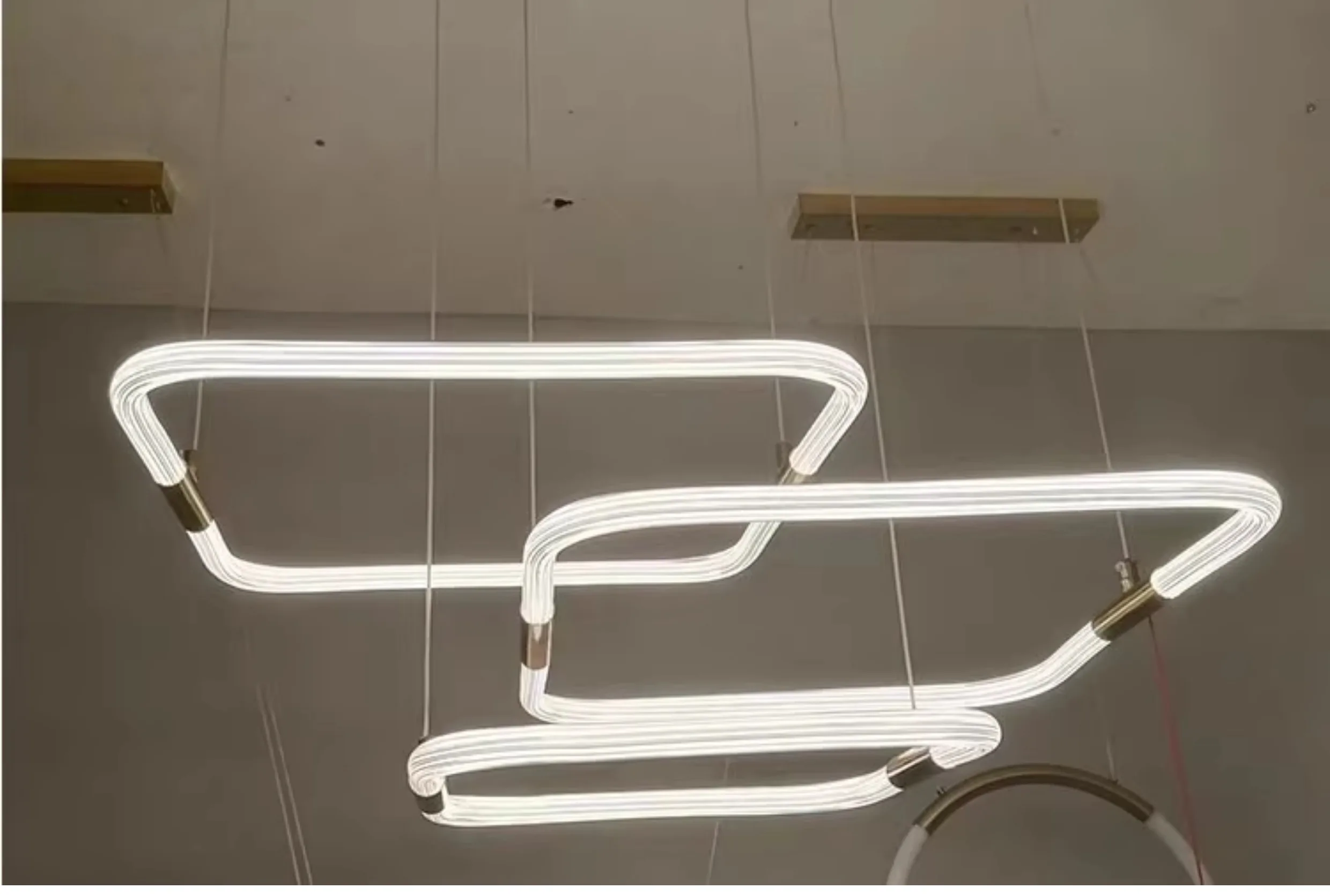 Tubo LED personalizado DIY, acrílico, rectangular, ovalado, forma Irregular, iluminación de 360 grados, candelabro RGB para iluminación de salón de centro comercial