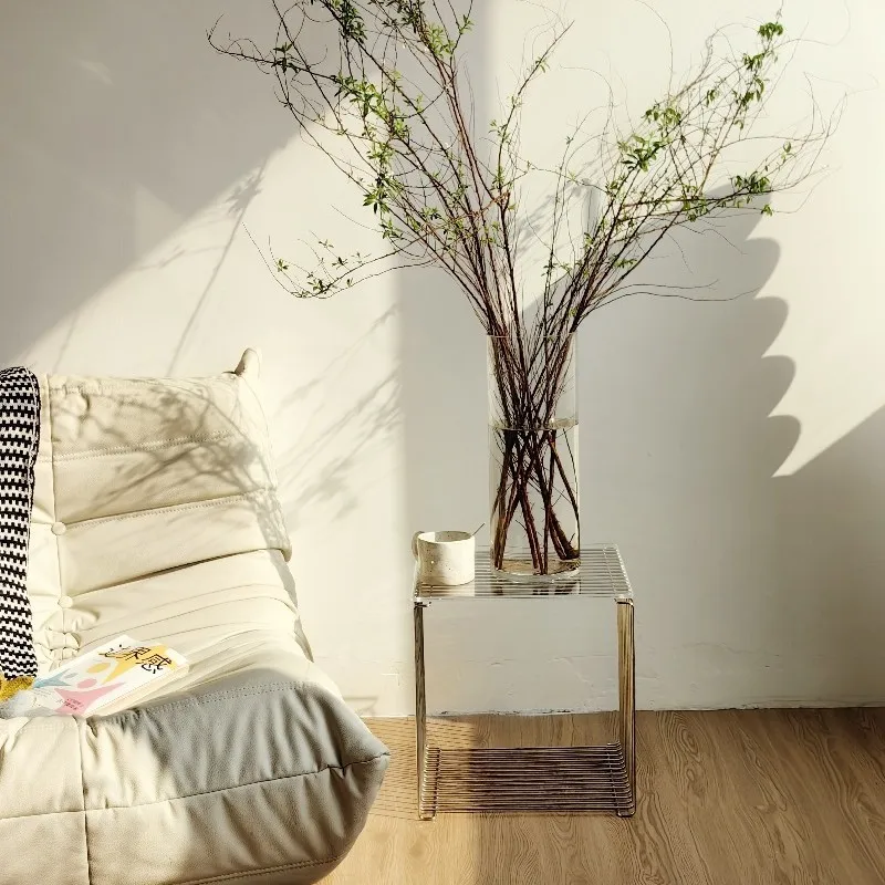 

Современный стильный журнальный столик из твердой проволоки из нержавеющей стали. Квадратный металлический стол с серебряным краем。 Книжная полка с геометрическим узором, полка для журналов