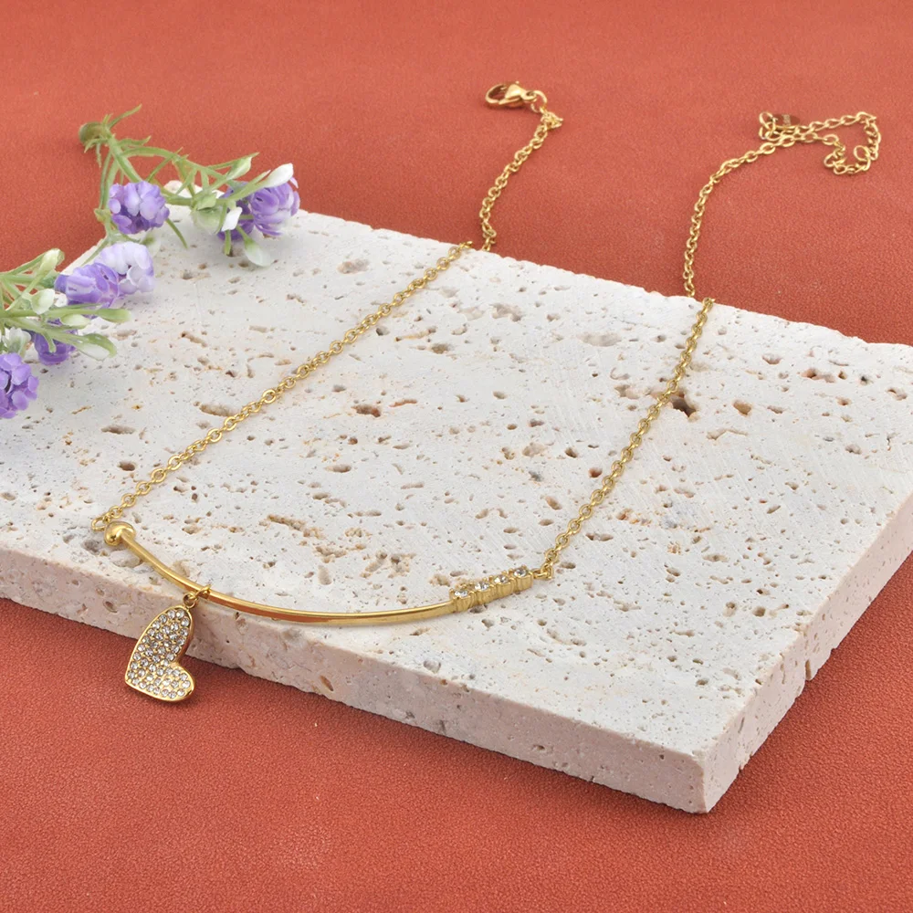 JeeMango Stilvolle Halskette mit Pfeil- und Herzanhänger aus Edelstahl mit Zirkon für Damen, 18 Karat vergoldet, hochwertiger Schmuck N25203