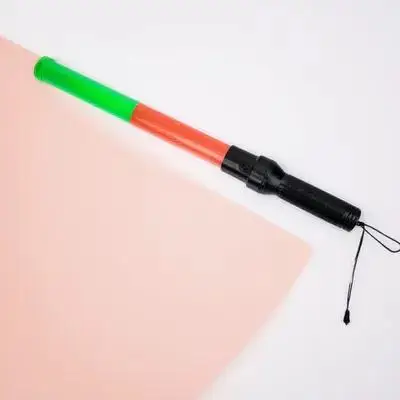 bastao-de-sinalizacao-luminoso-reutilizavel-com-led-portatil-com-modos-de-luz-fixa-vermelha-e-verde-e-modo-de-piscar-duplo-para-controle-de-trafego