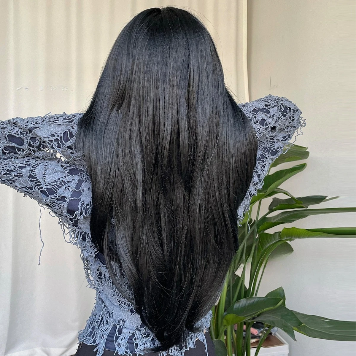 شعر مستعار أسود طبيعي متوسط الطول مستقيم من الألياف الكيماوية للنساء حرير أوروبي وأمريكي جديد يتحمل درجات الحرارة العالية