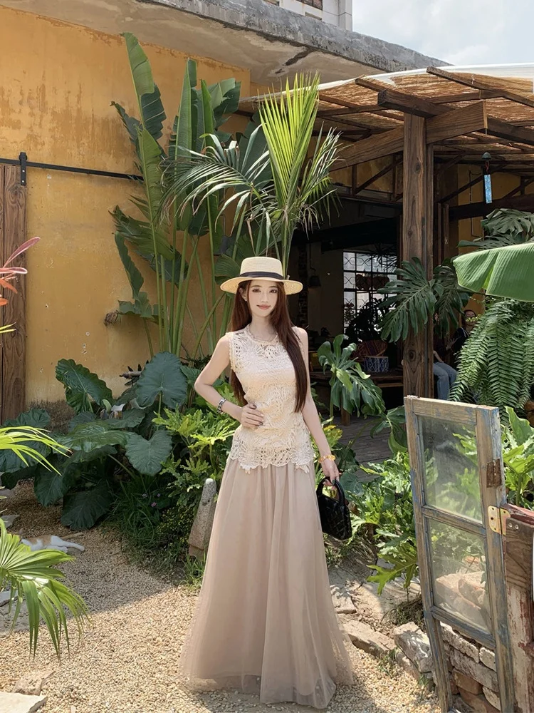 

Комплект: кружевной ажурный топ на бретельках и сетчатая юбка-полусолнце. Женский летний модный комплект 2026 года с высокой талией и круглым вырезом.