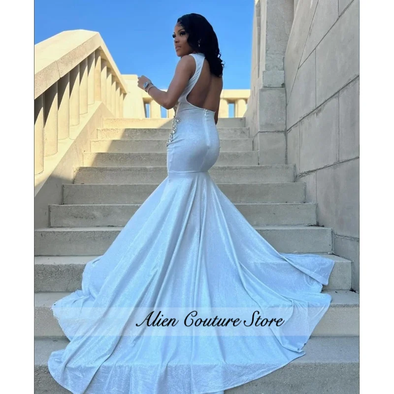 Srebrna, błyszcząca, elegancka suknia balowa w stylu syreny, luksusowa, zdobiona kryształami, seksowna, z odkrytymi plecami, dla czarnoskórej dziewczyny, afrykańska, szyta na miarę.